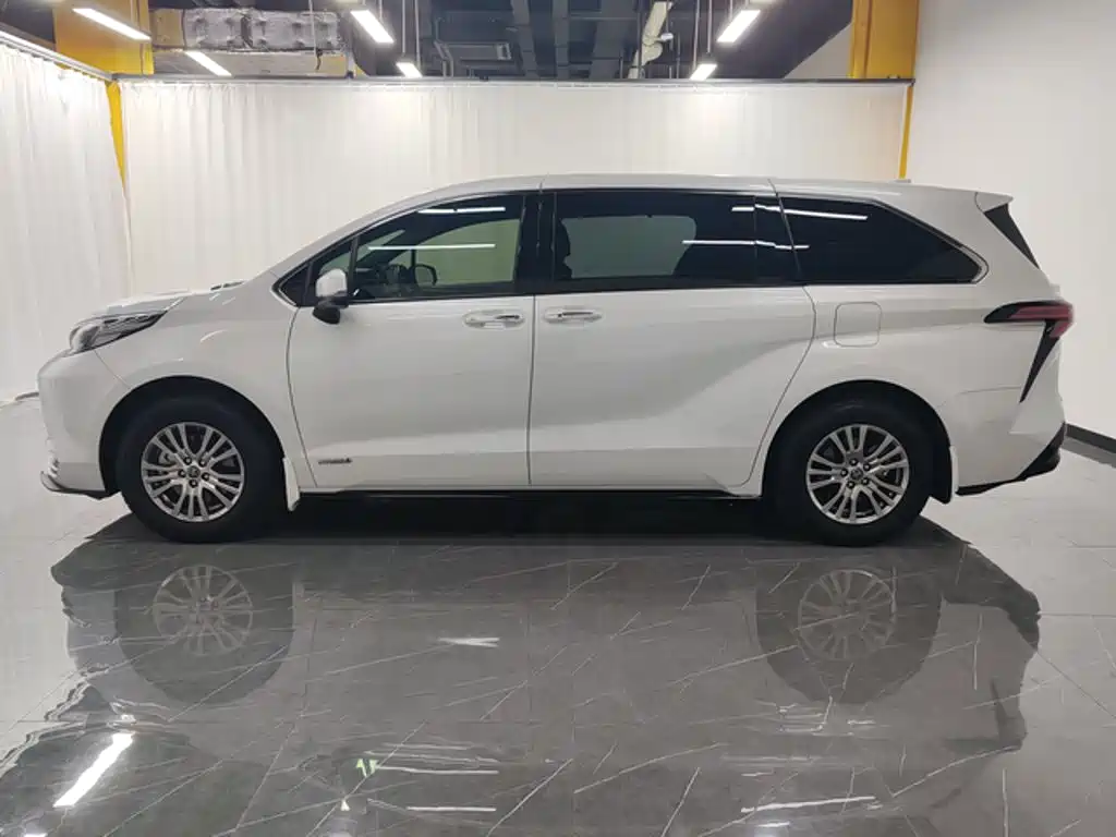 Toyota Sienna — фото 3