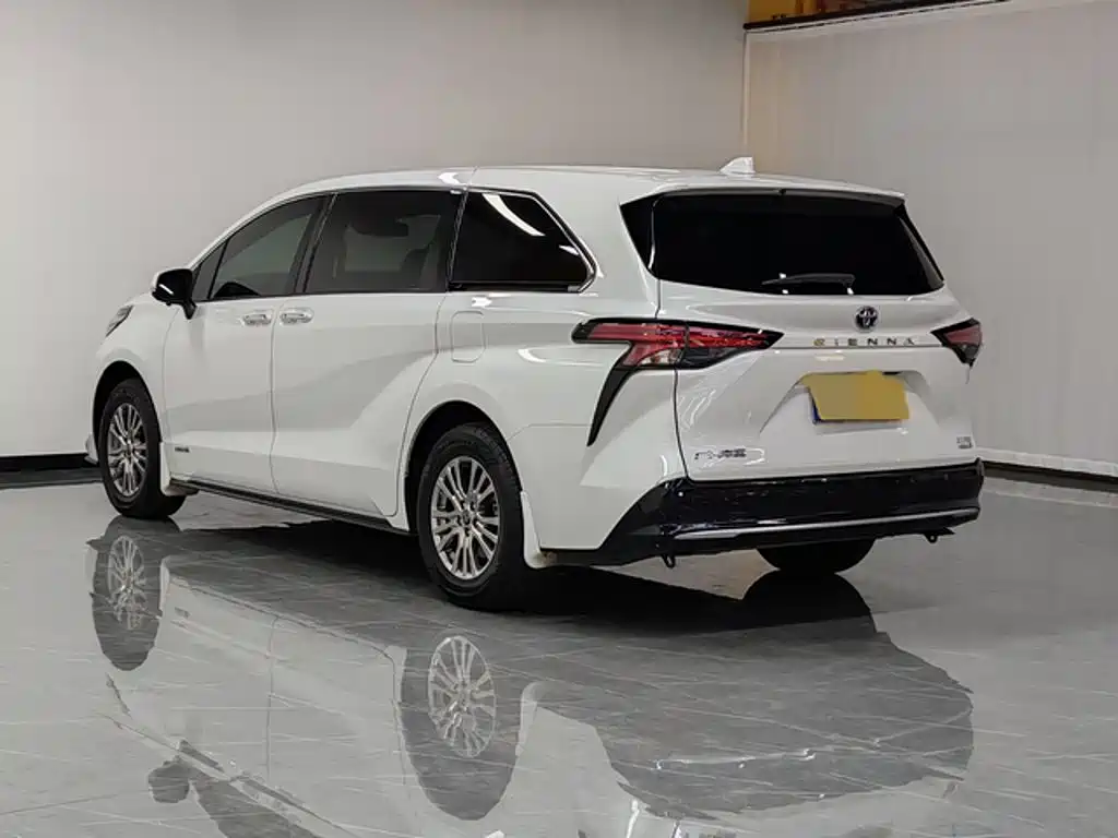 Toyota Sienna — фото 4