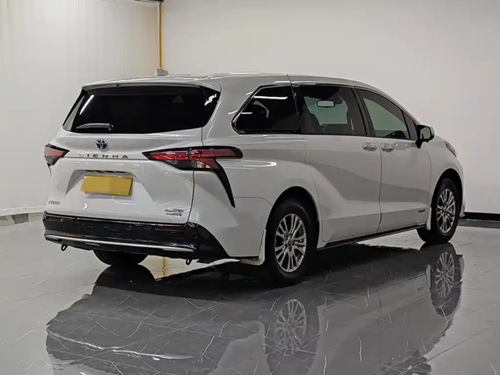 Toyota Sienna — фото 6