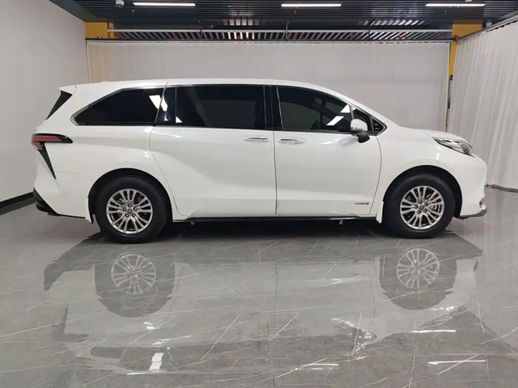 Toyota Sienna — фото 8