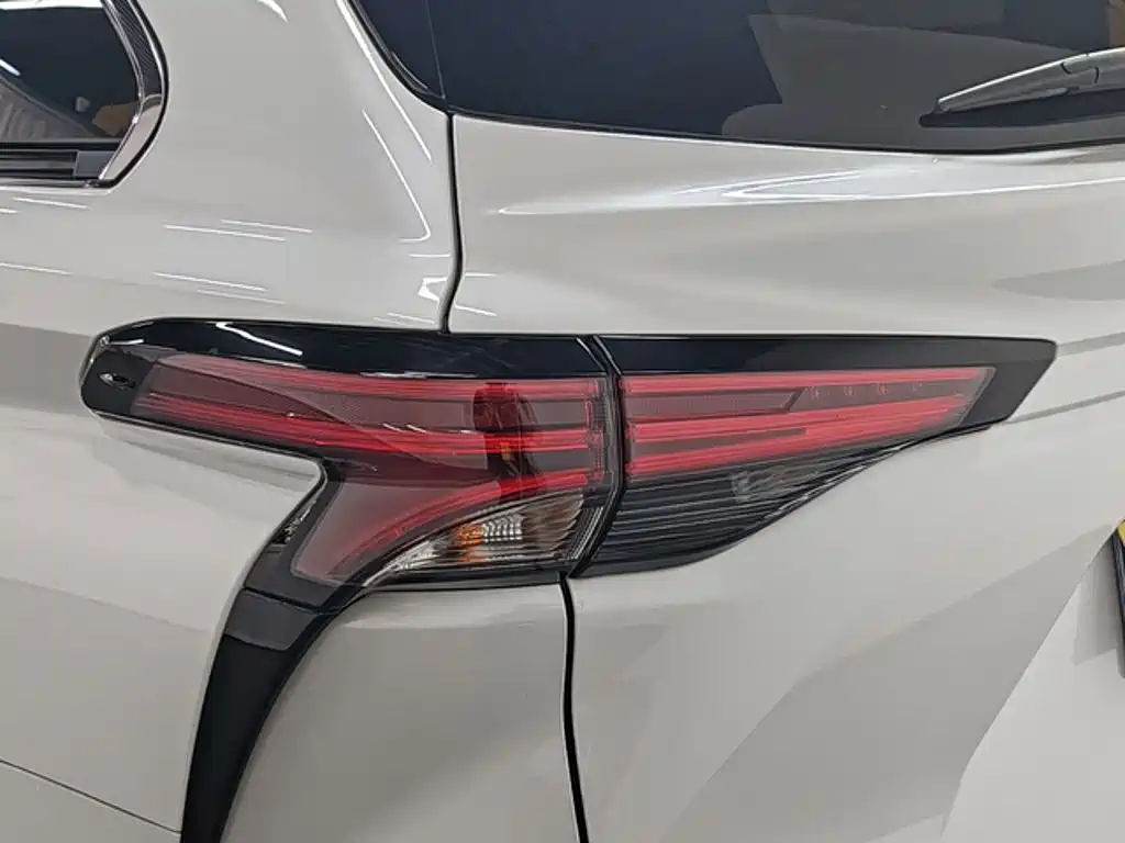 Toyota Sienna — фото 10