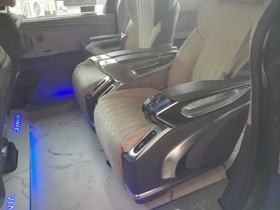 Toyota Granvia — фото 11