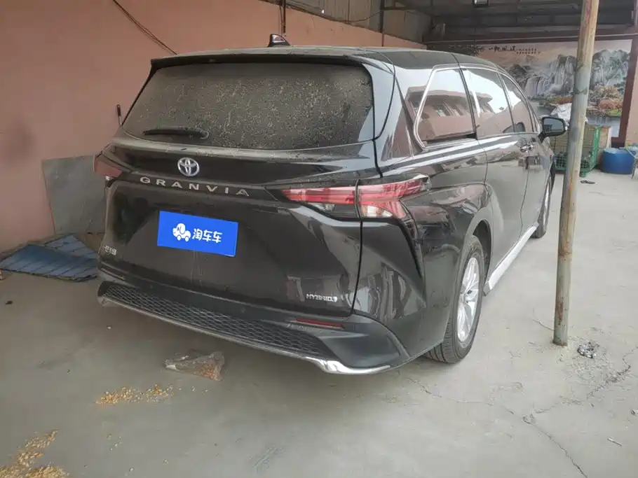 Toyota Granvia — фото 3