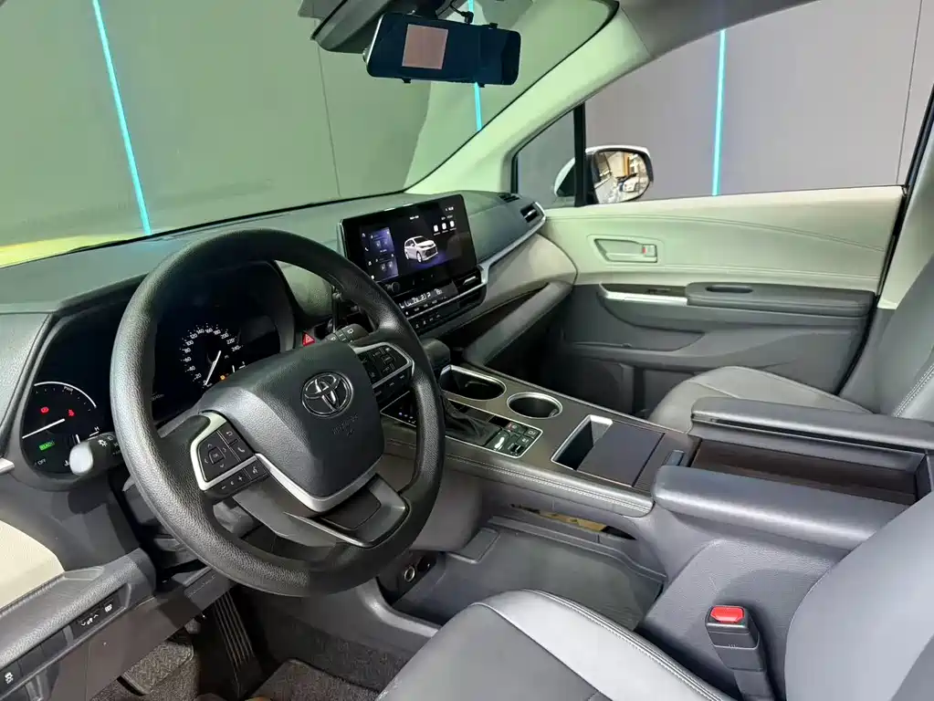 Toyota Sienna — фото 11