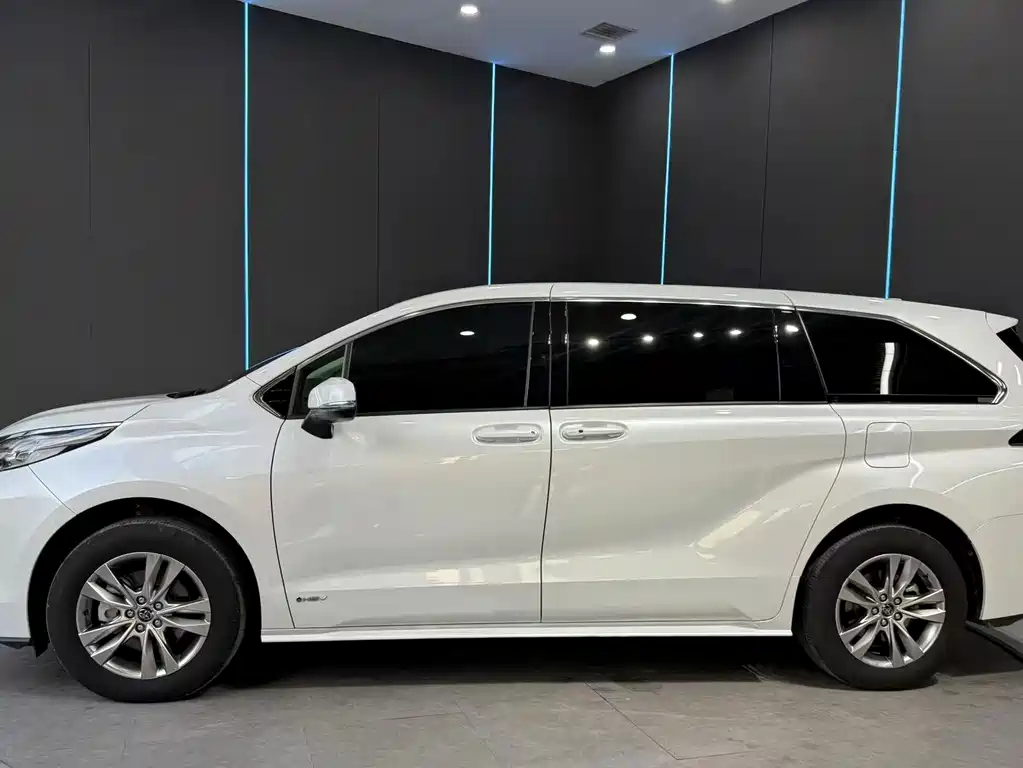 Toyota Sienna — фото 4