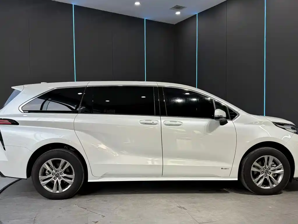 Toyota Sienna — фото 5