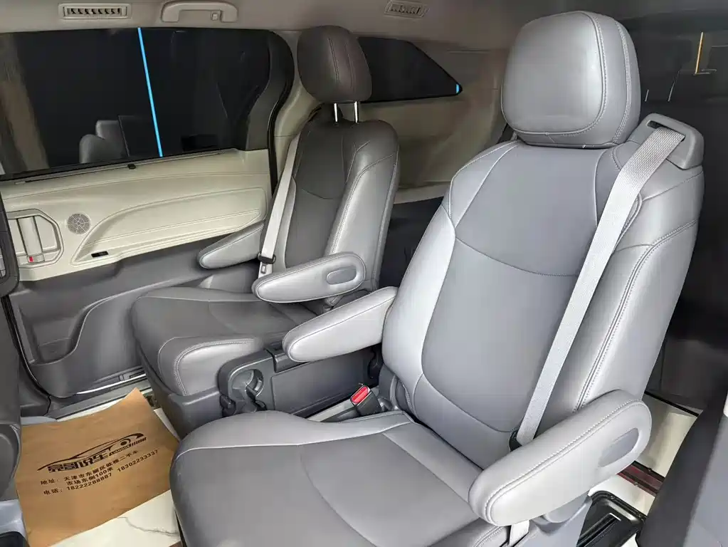 Toyota Sienna — фото 10
