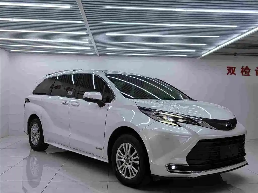 Toyota Sienna — фото 3