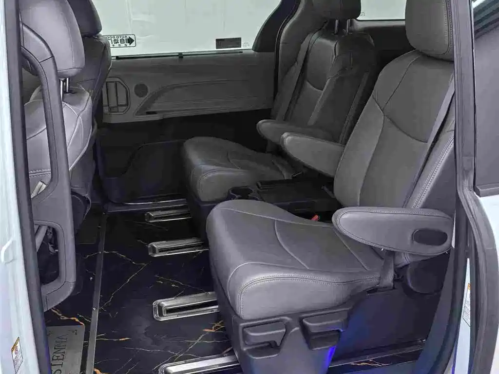 Toyota Sienna — фото 5