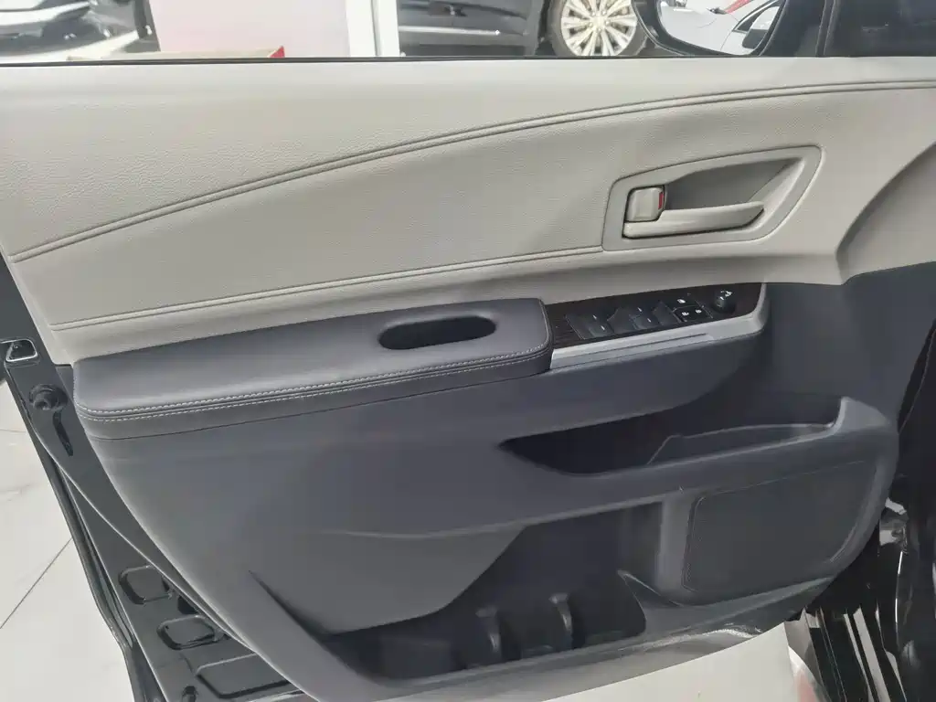 Toyota Granvia — фото 13