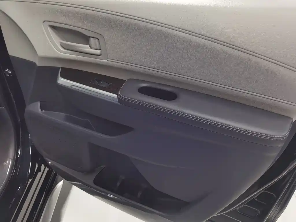 Toyota Granvia — фото 17