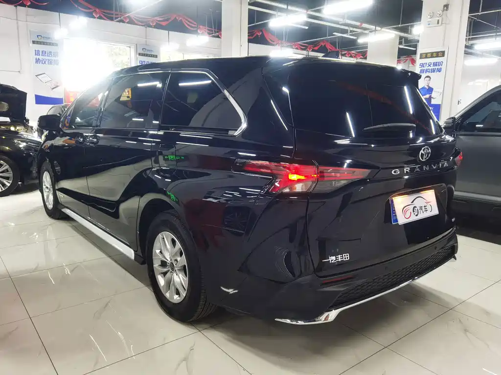 Toyota Granvia — фото 3