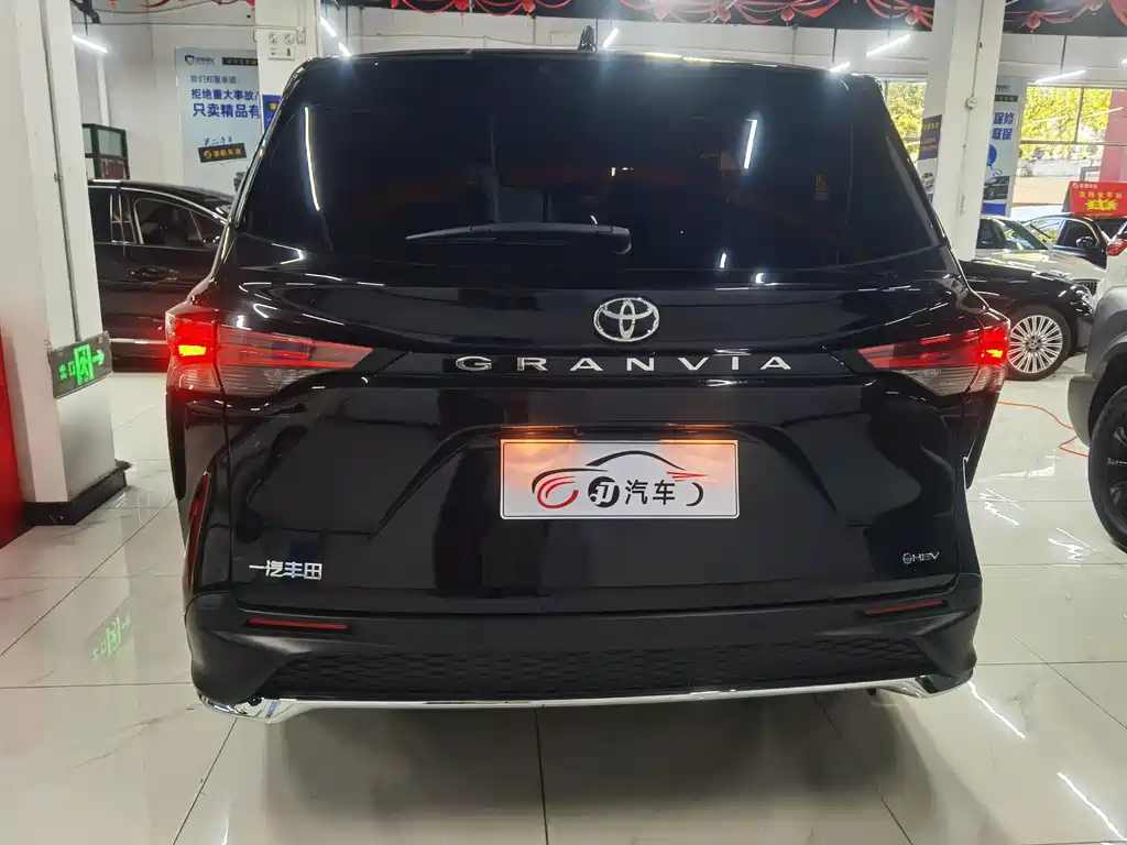 Toyota Granvia — фото 4
