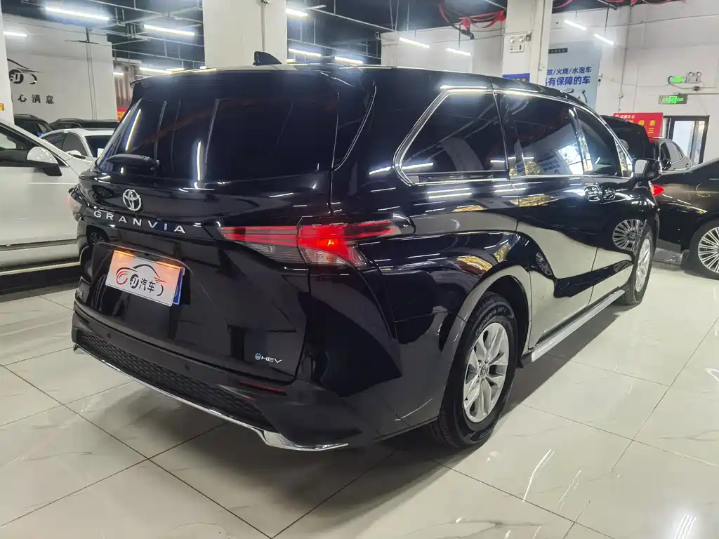 Toyota Granvia — фото 5