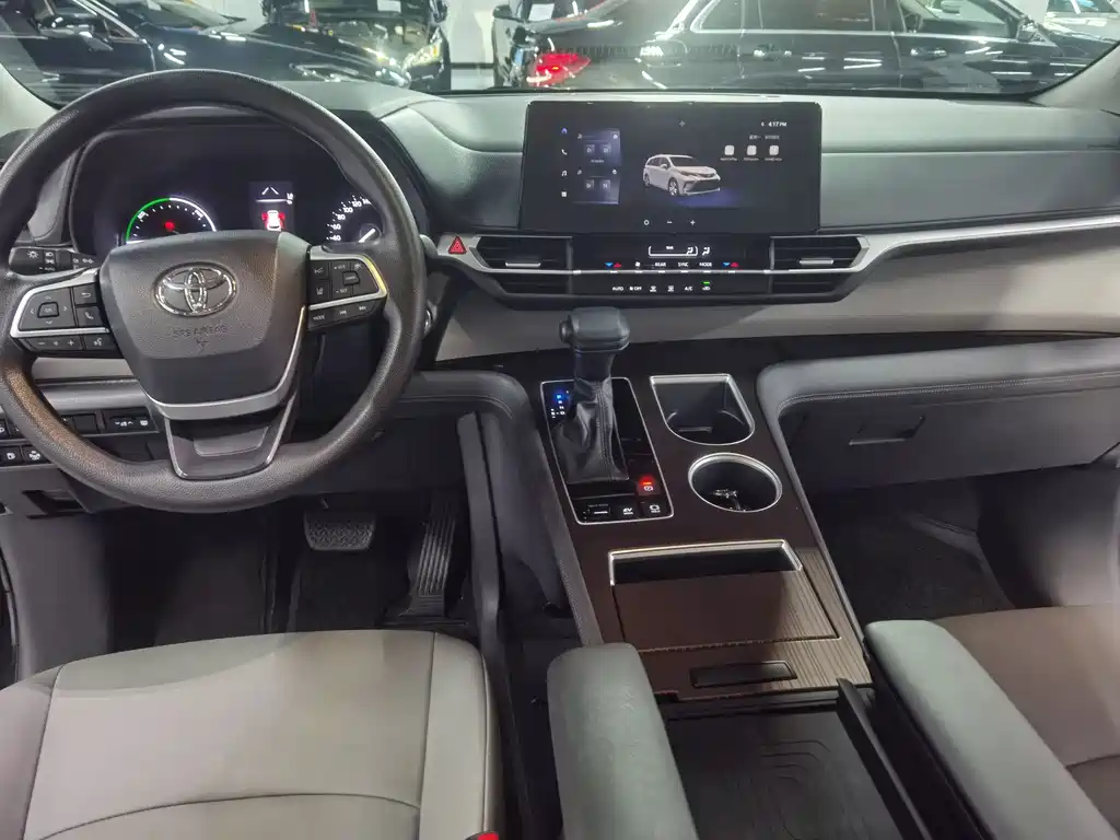 Toyota Granvia — фото 6