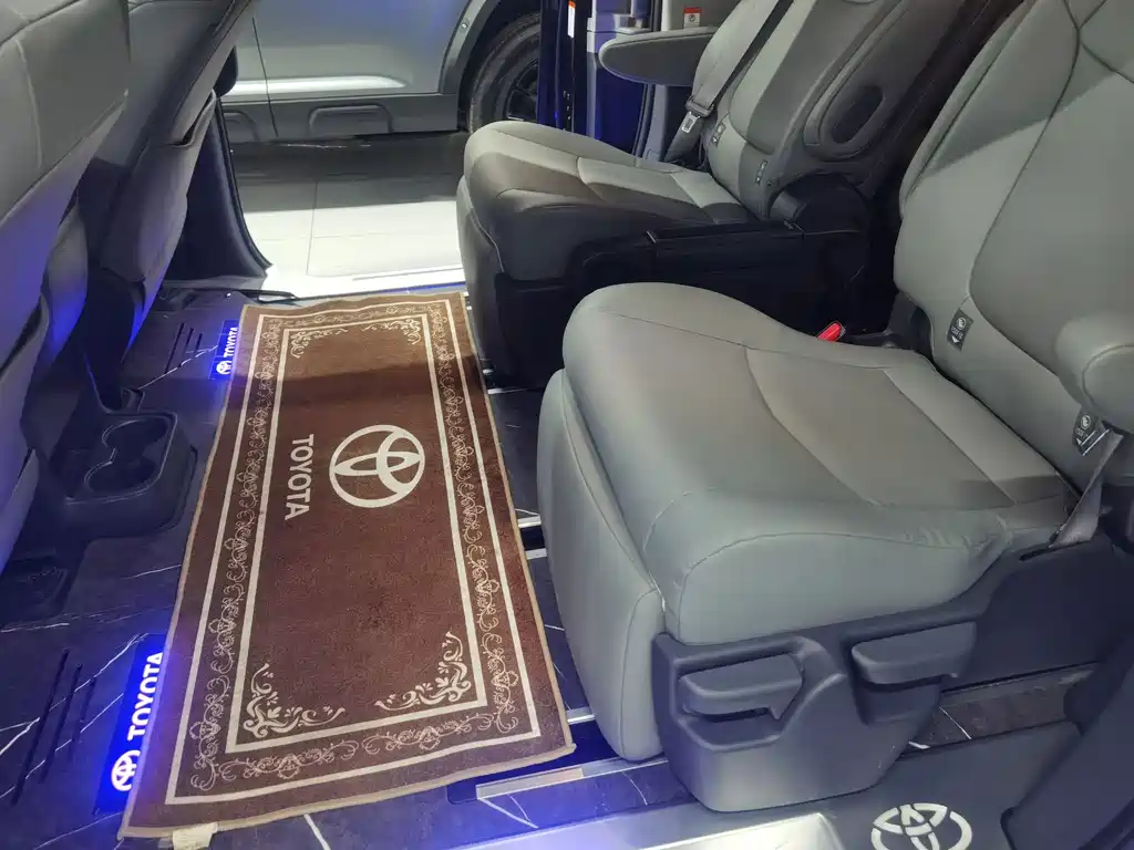 Toyota Granvia — фото 8