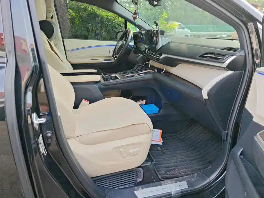Toyota Granvia — фото 8