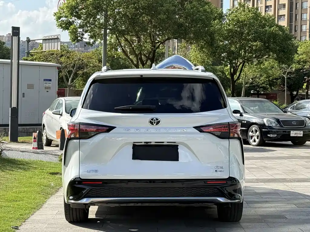 Toyota Granvia — фото 3