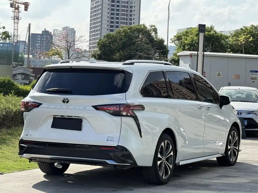Toyota Granvia — фото 4
