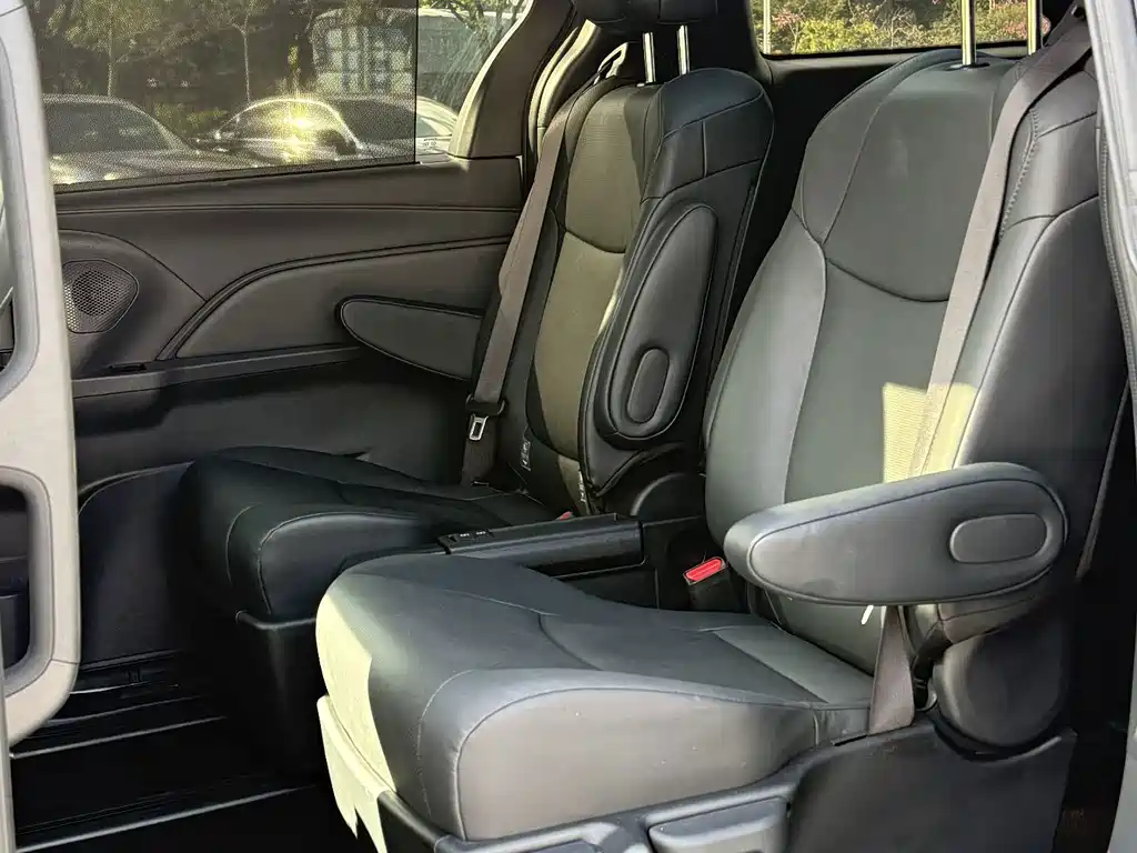 Toyota Granvia — фото 6