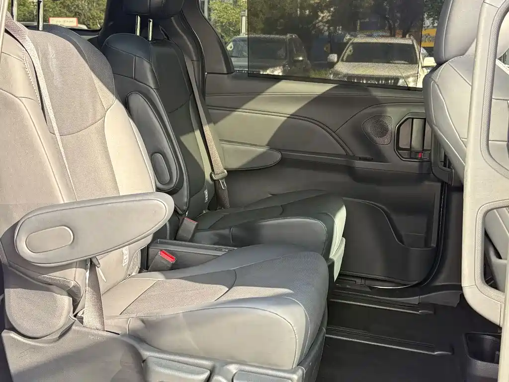 Toyota Granvia — фото 7