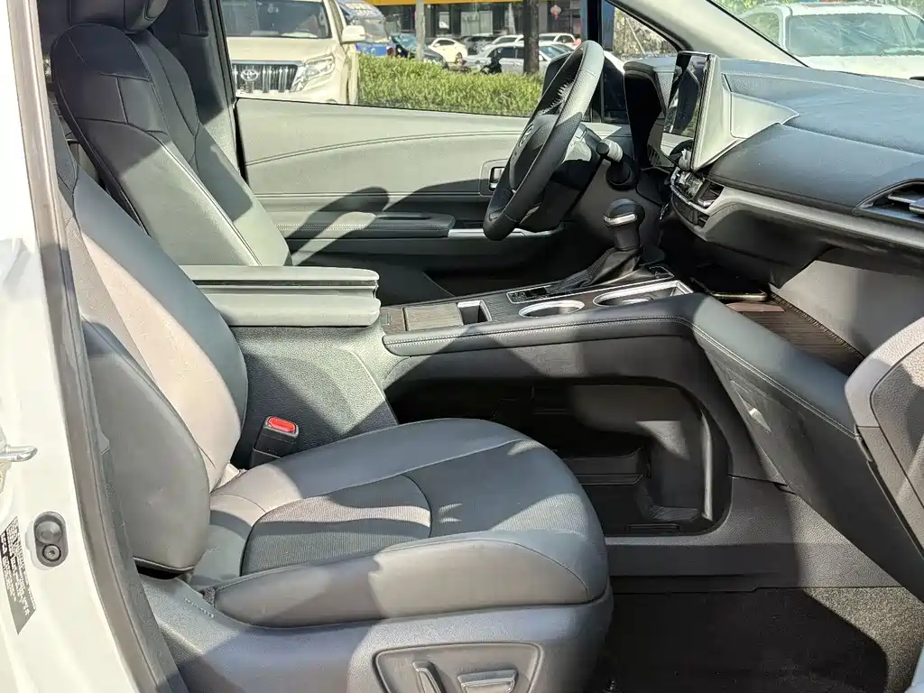 Toyota Granvia — фото 8