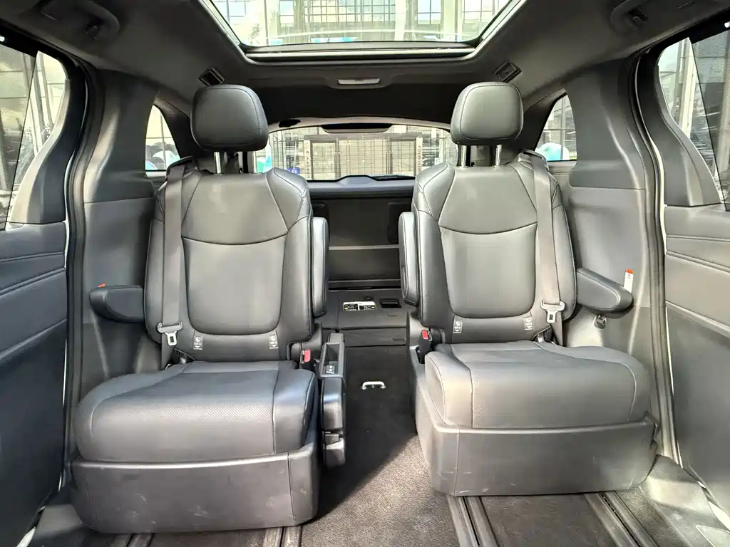 Toyota Granvia — фото 9