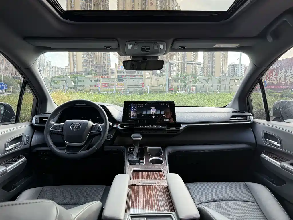 Toyota Granvia — фото 10