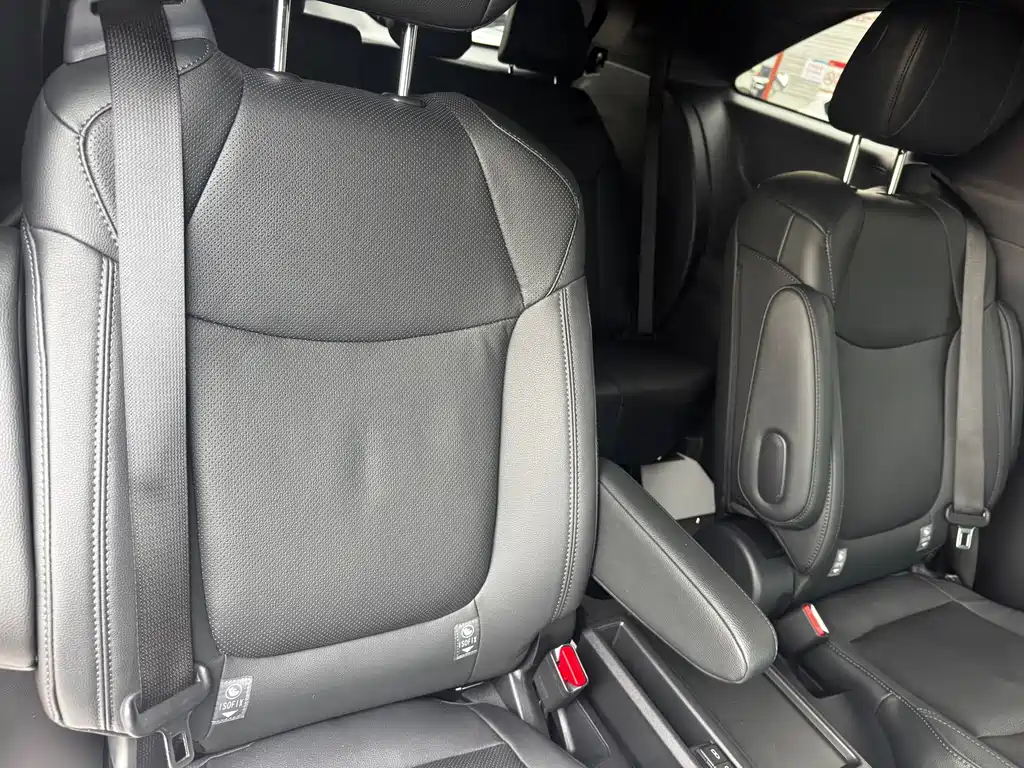 Toyota Sienna — фото 9