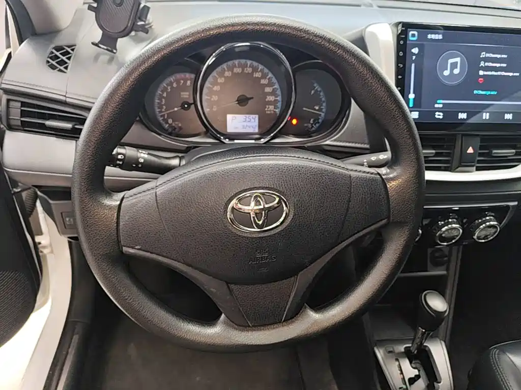 Toyota Yaris L — фото 11