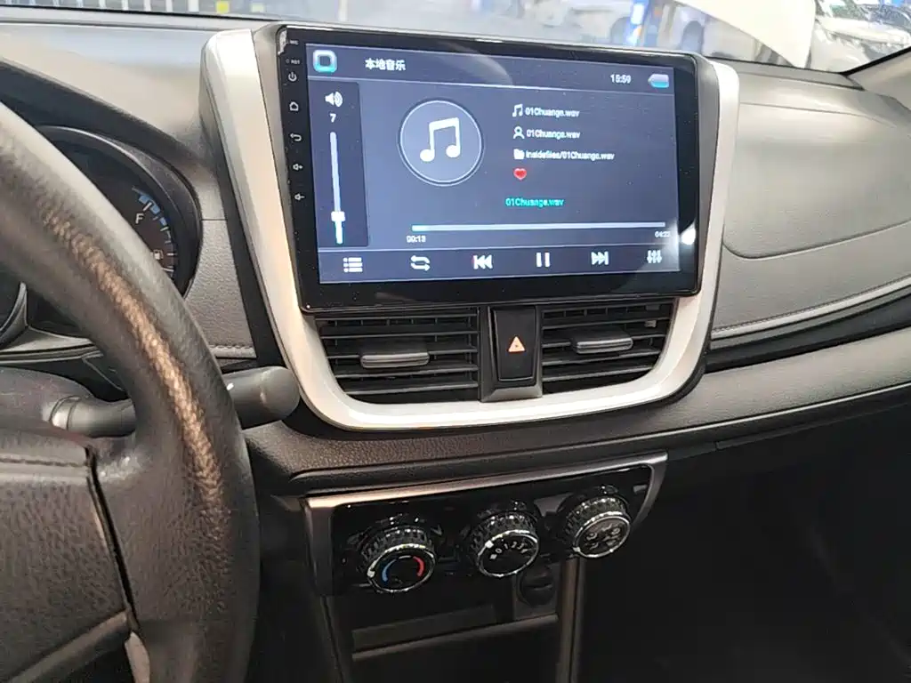 Toyota Yaris L — фото 13