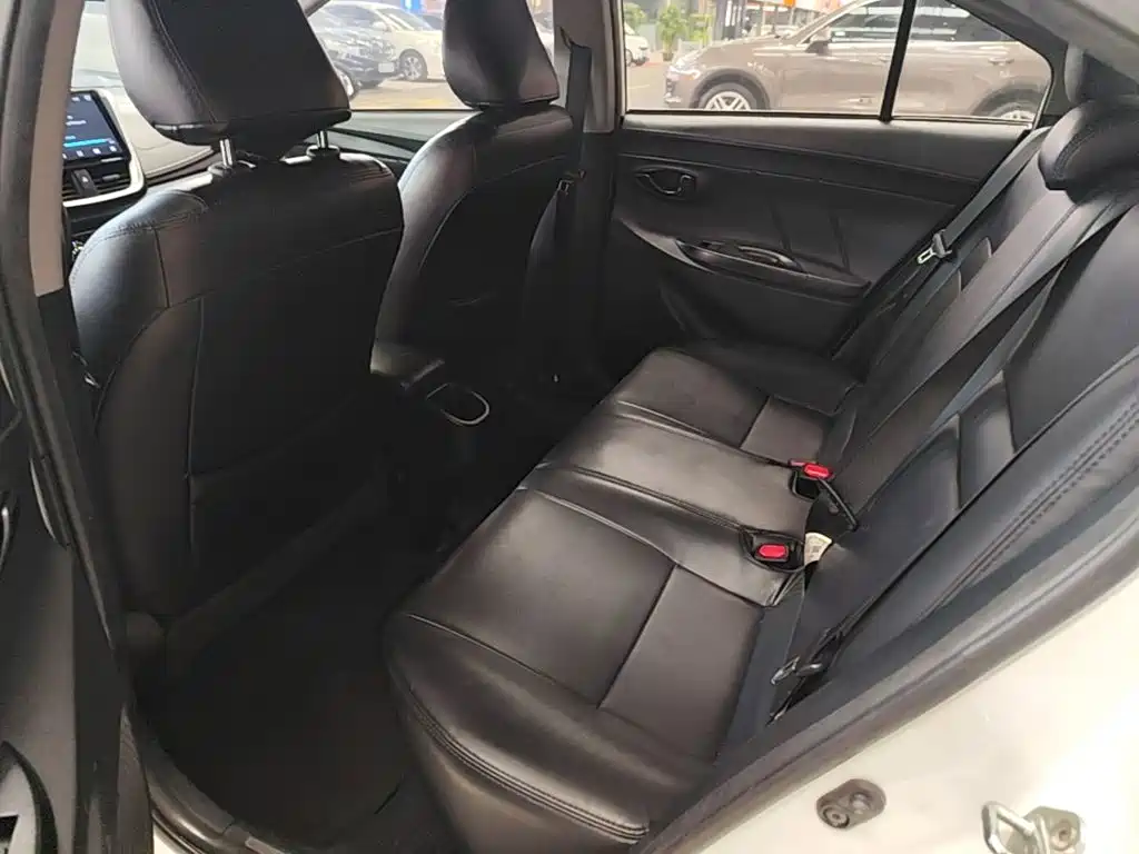 Toyota Yaris L — фото 17