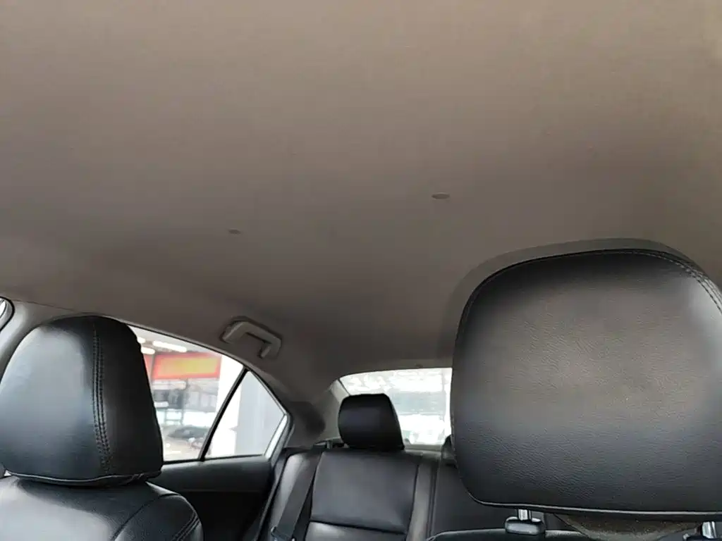 Toyota Yaris L — фото 18