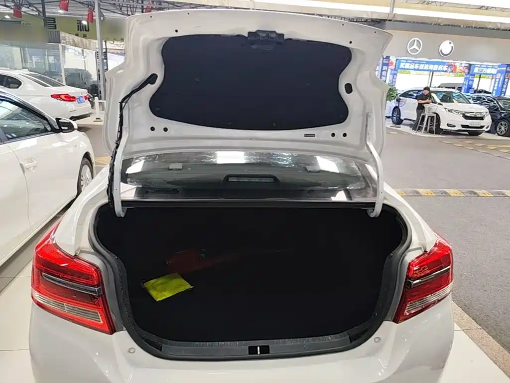 Toyota Yaris L — фото 19