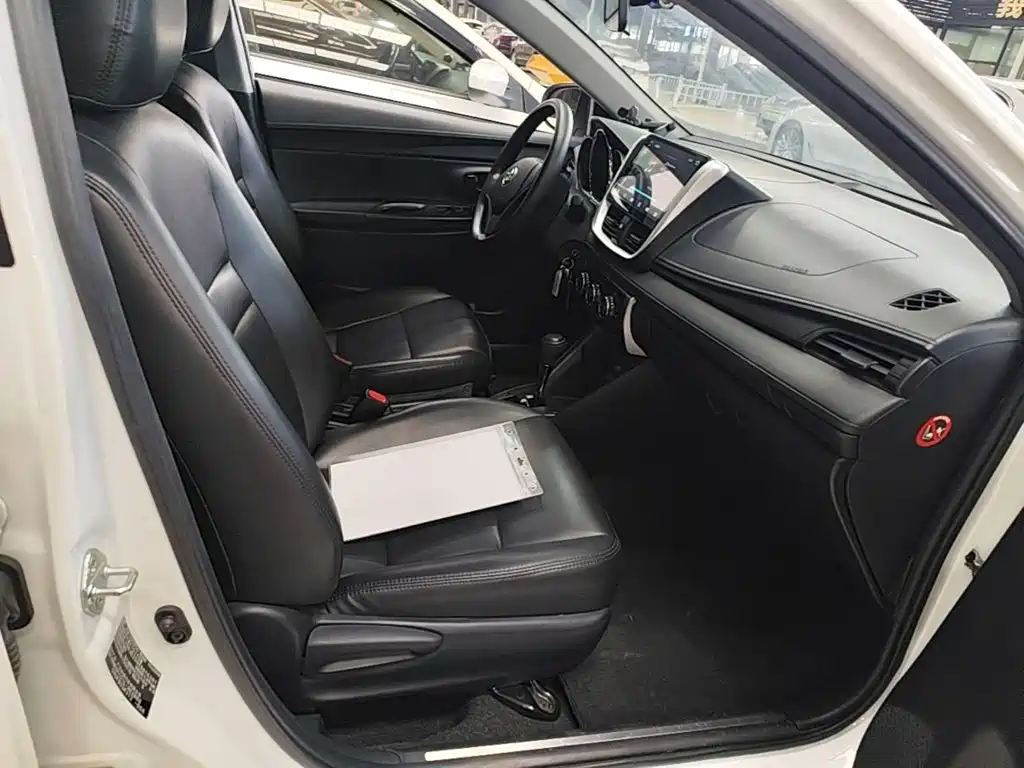 Toyota Yaris L — фото 25