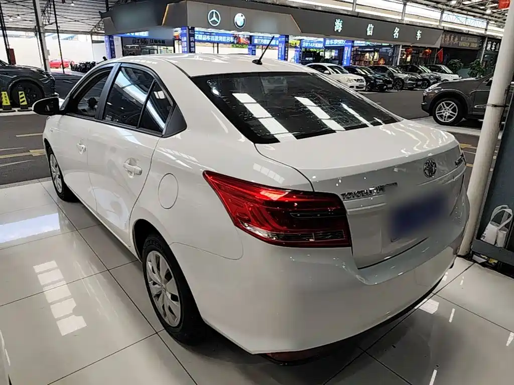 Toyota Yaris L — фото 5