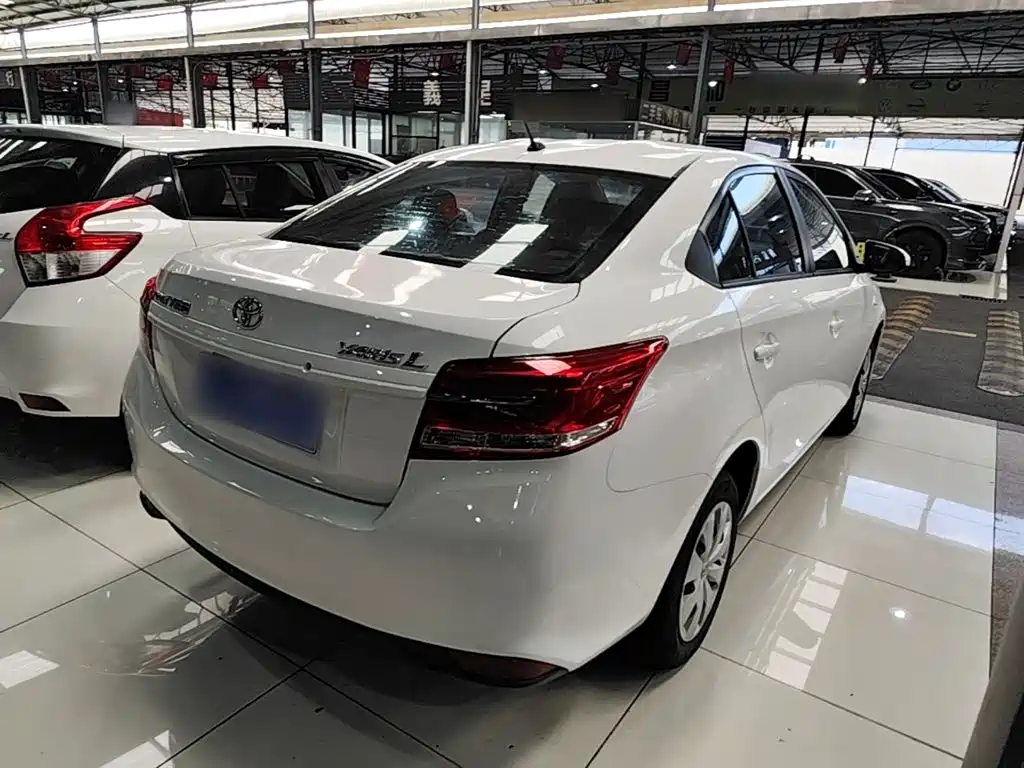 Toyota Yaris L — фото 7