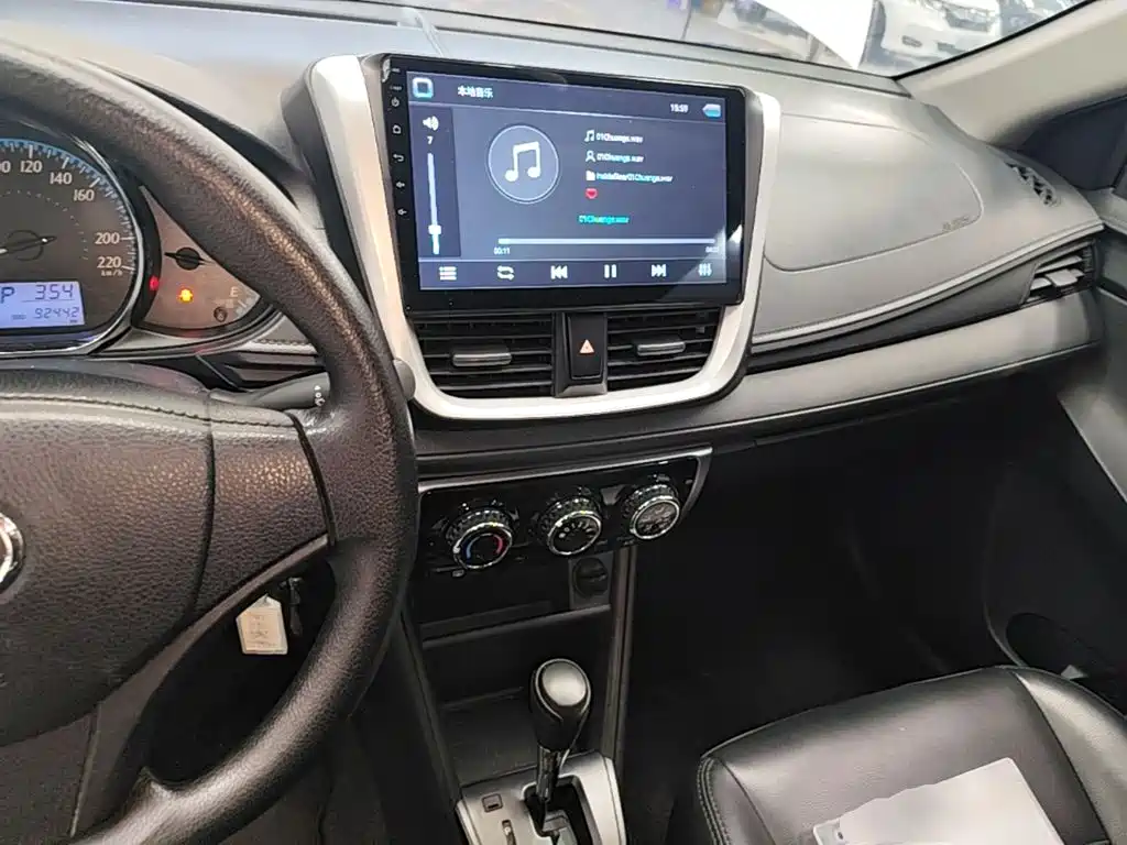 Toyota Yaris L — фото 10