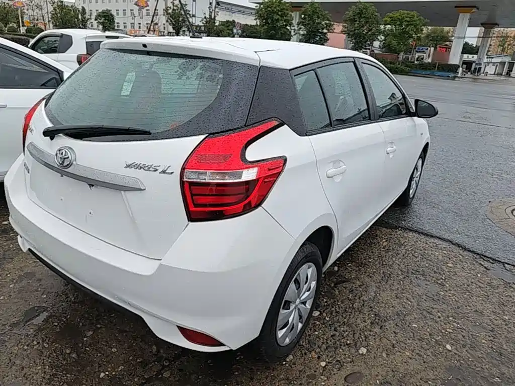 Toyota Yaris L — фото 7