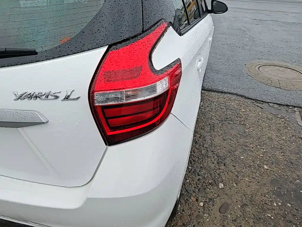 Toyota Yaris L — фото 8
