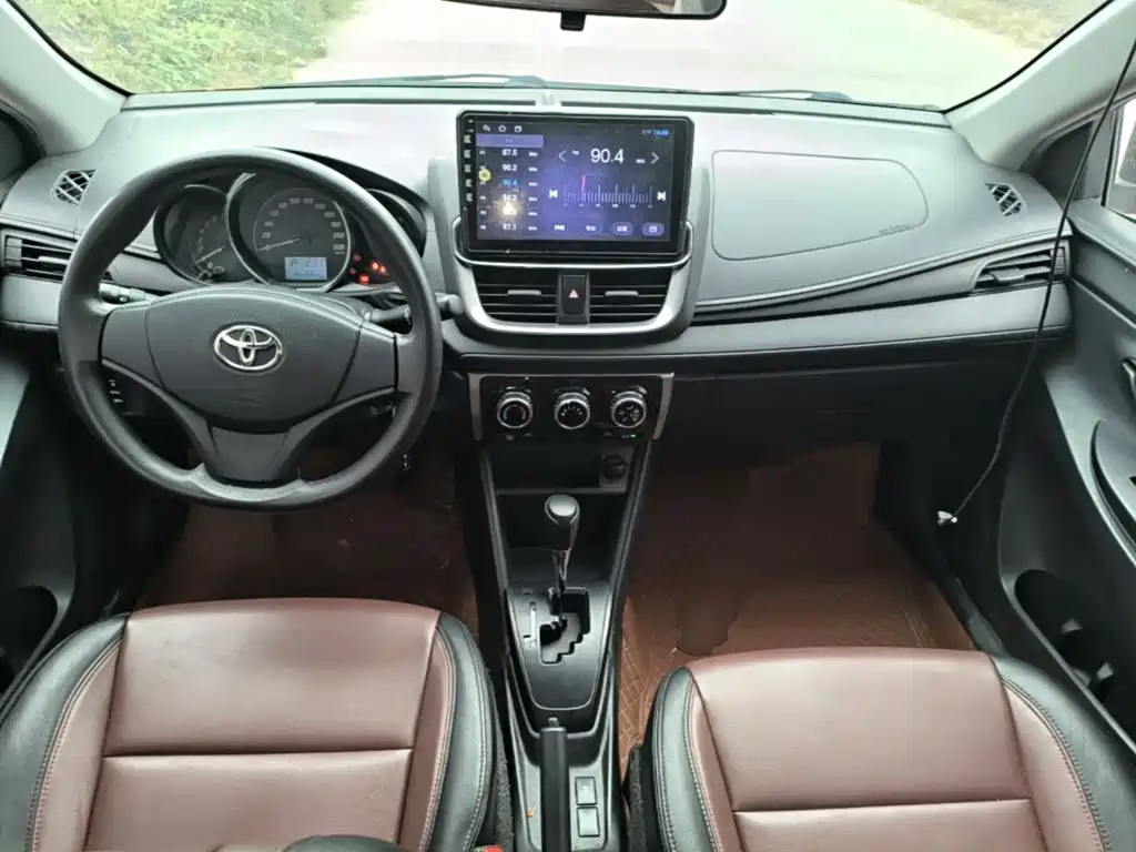Toyota Yaris L — фото 7