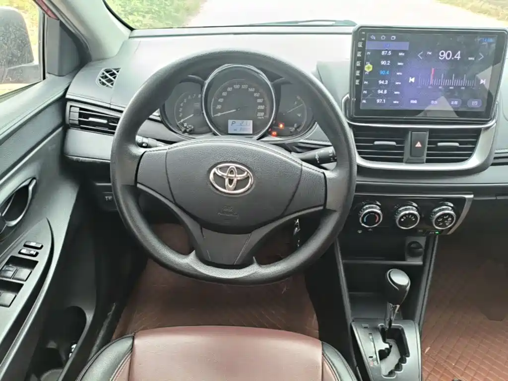 Toyota Yaris L — фото 8