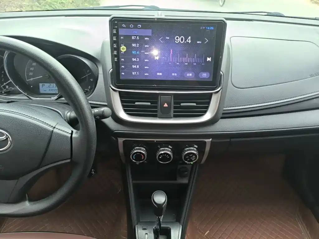 Toyota Yaris L — фото 10