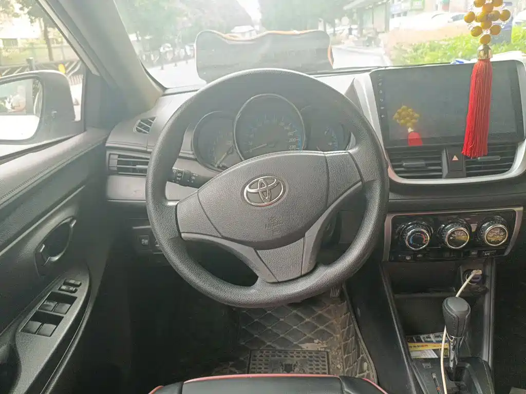 Toyota Yaris L — фото 11