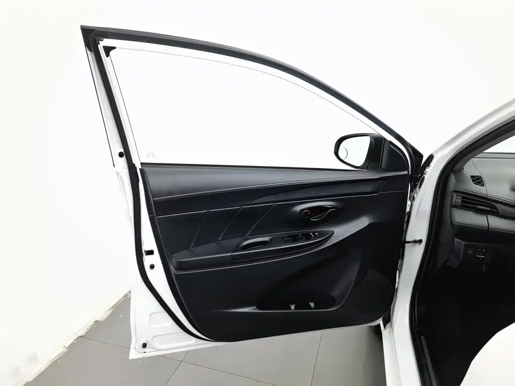 Toyota Yaris L — фото 8