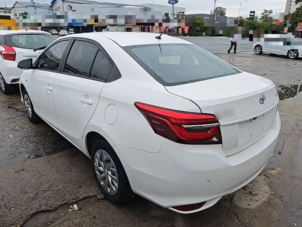 Toyota Vios — фото 5