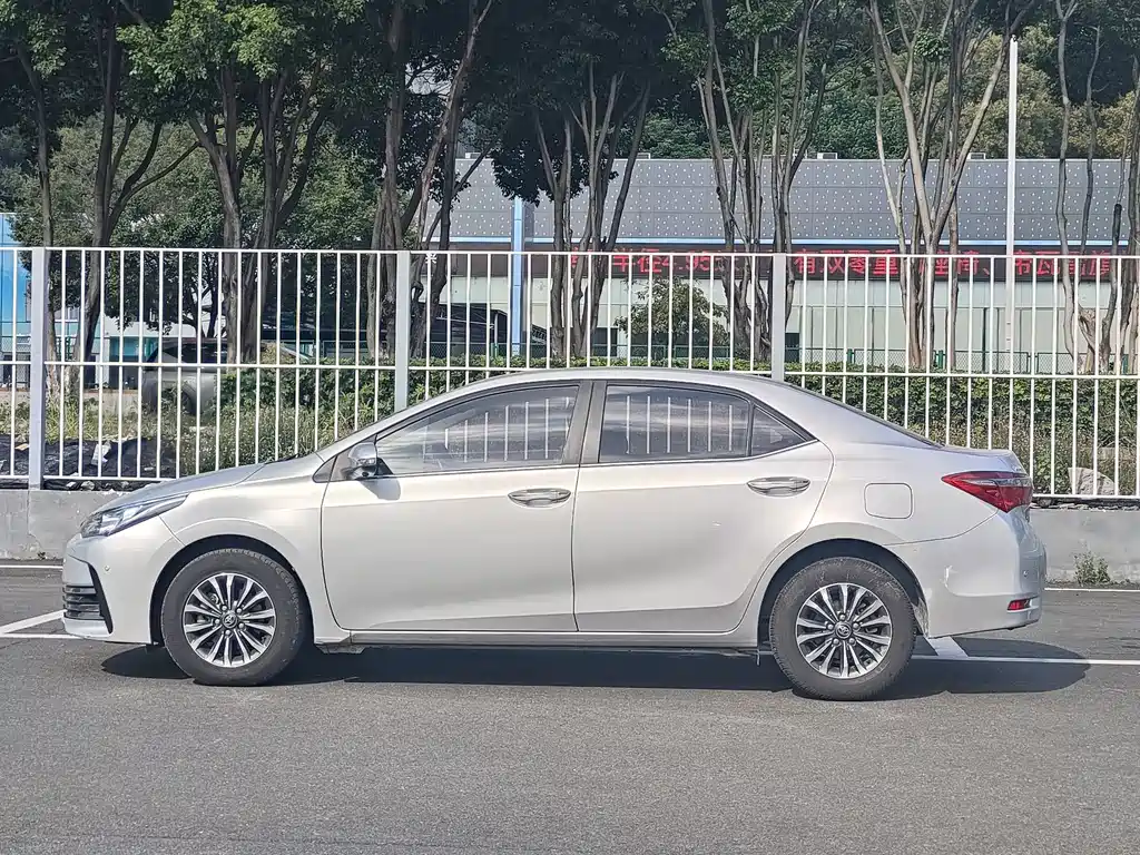 Toyota Corolla — фото 4
