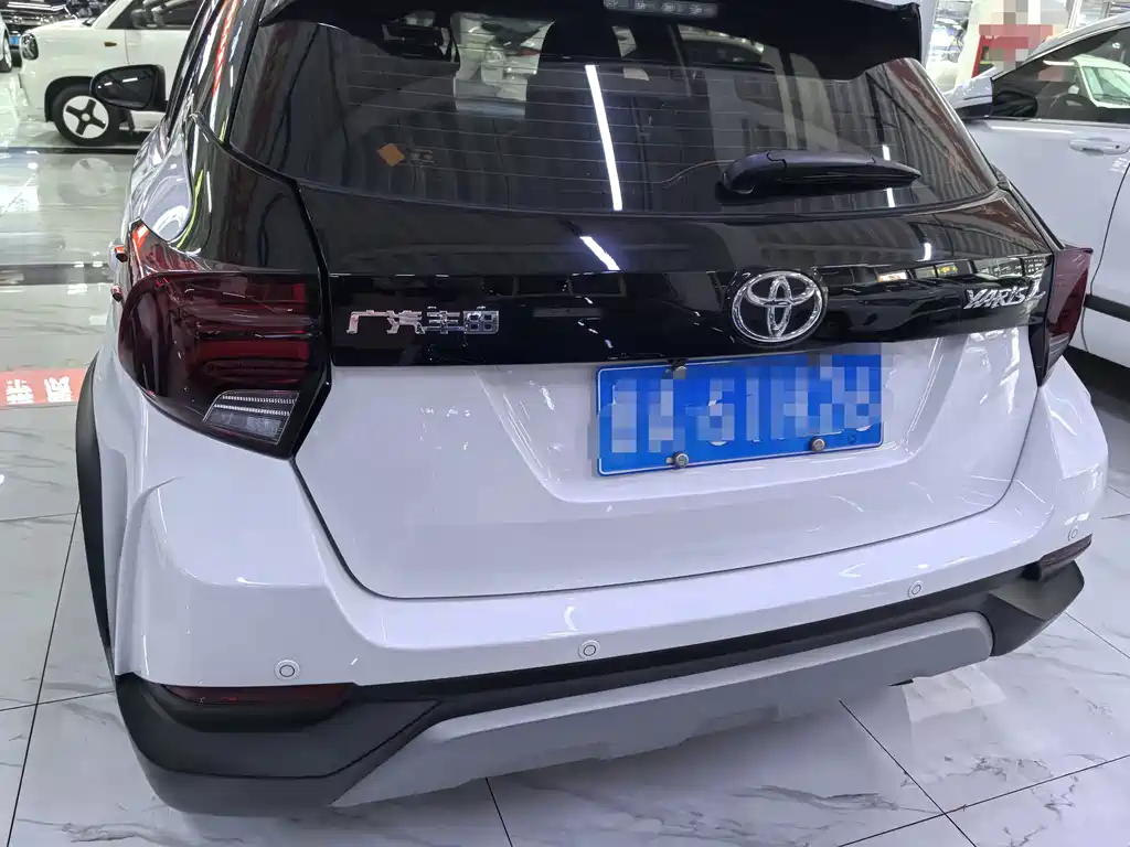 Toyota Yaris L — фото 5