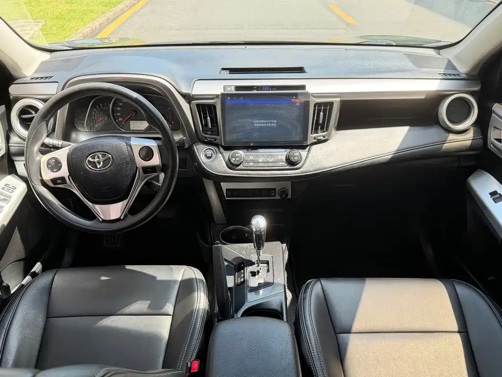 Toyota RAV4 — фото 6