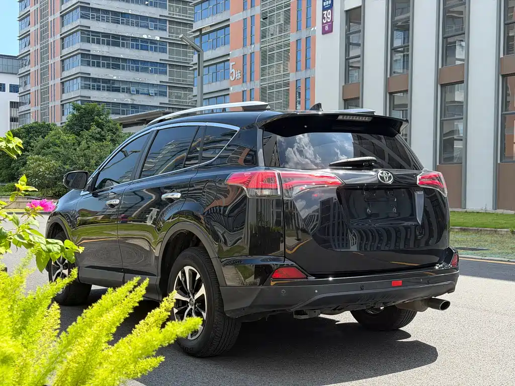 Toyota RAV4 — фото 7